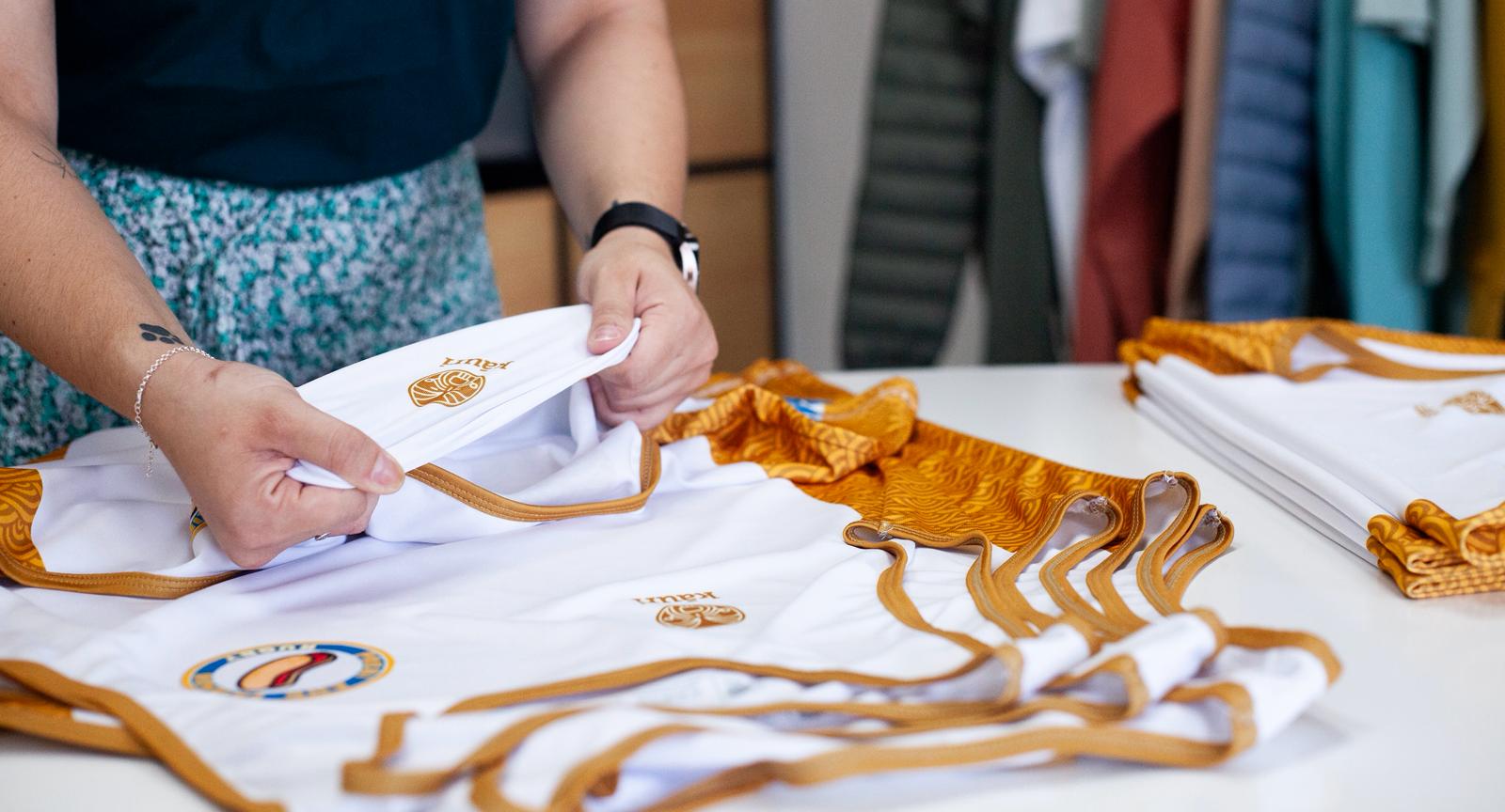 Asesoramiento experto en vestuario laboral y EPIs — equipo de DRESSCO en reunión con cliente